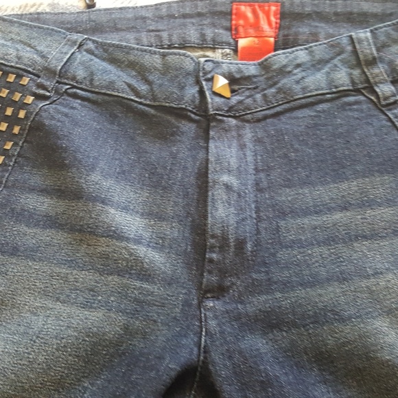 Christina V. Jeans - Picture 6 of 7